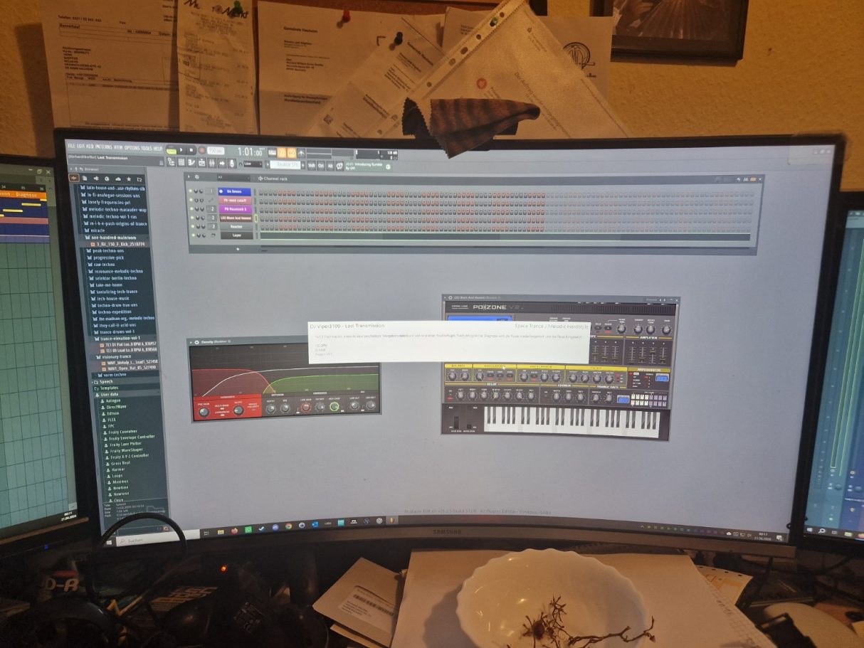Produktion Zwei computergestützte Musiksoftware-Fenster auf einem großen Monitor, mit einer leeren Essenschale.
